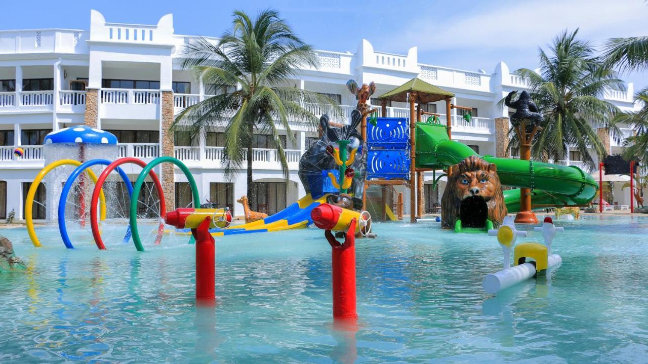 Prideinn Paradise Beach Resort & Spa Mombasa Exteriér fotografie Water Park at the hotel