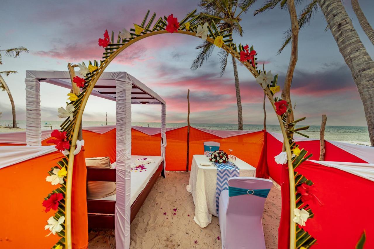 Prideinn Paradise Beach Resort & Spa Mombasa Exteriér fotografie A beachside wedding at the Hard Rock Hotel & Casino Punta Cana