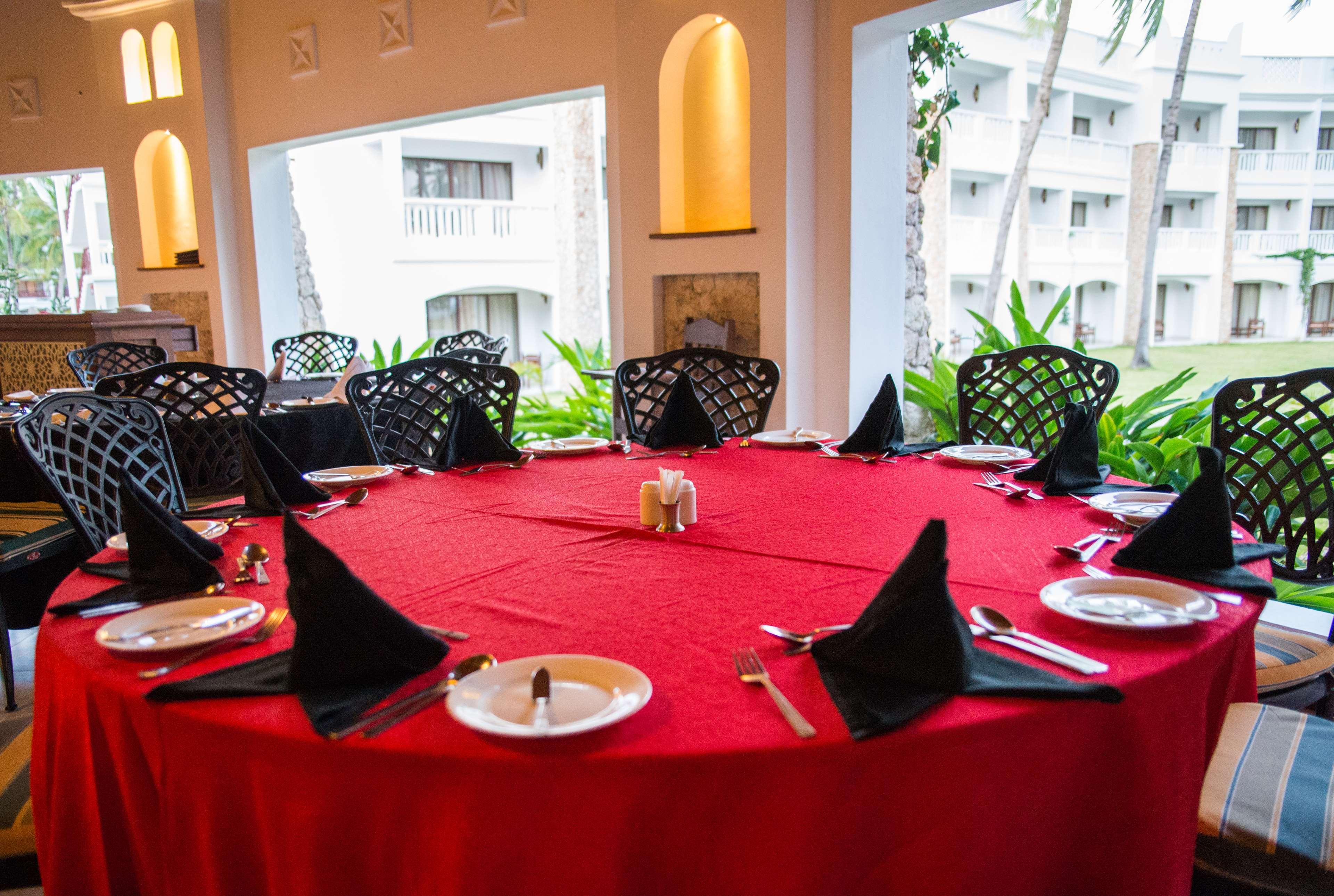 Prideinn Paradise Beach Resort & Spa Mombasa Exteriér fotografie A restaurant in Zanzibar