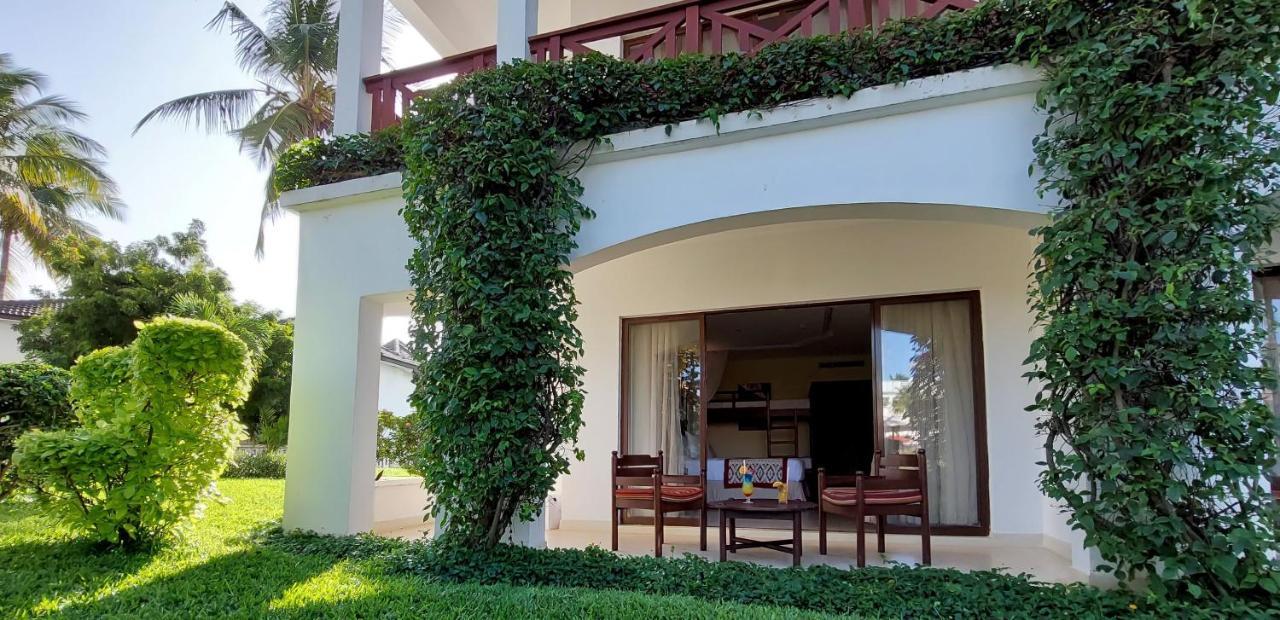 Prideinn Paradise Beach Resort & Spa Mombasa Exteriér fotografie A villa at the resort