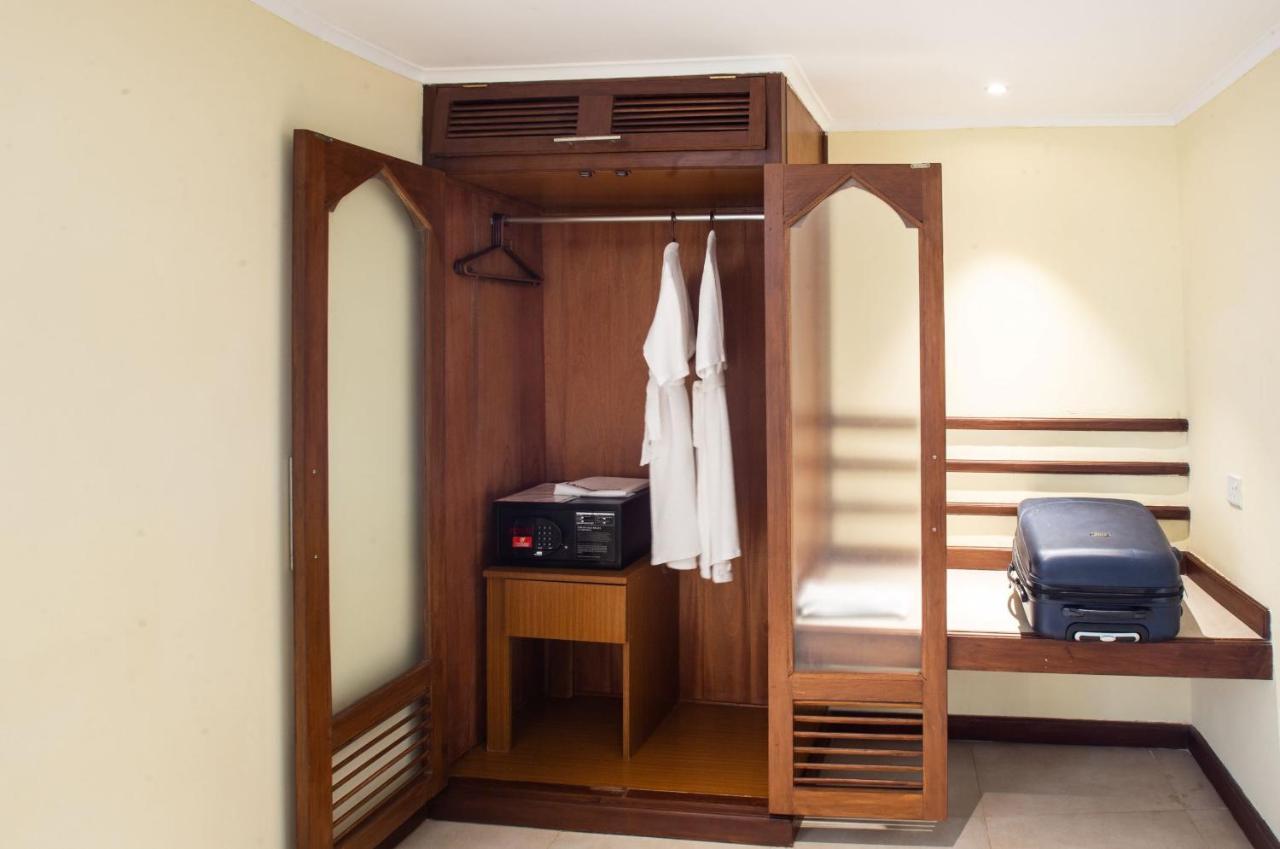 Prideinn Paradise Beach Resort & Spa Mombasa Exteriér fotografie A wardrobe