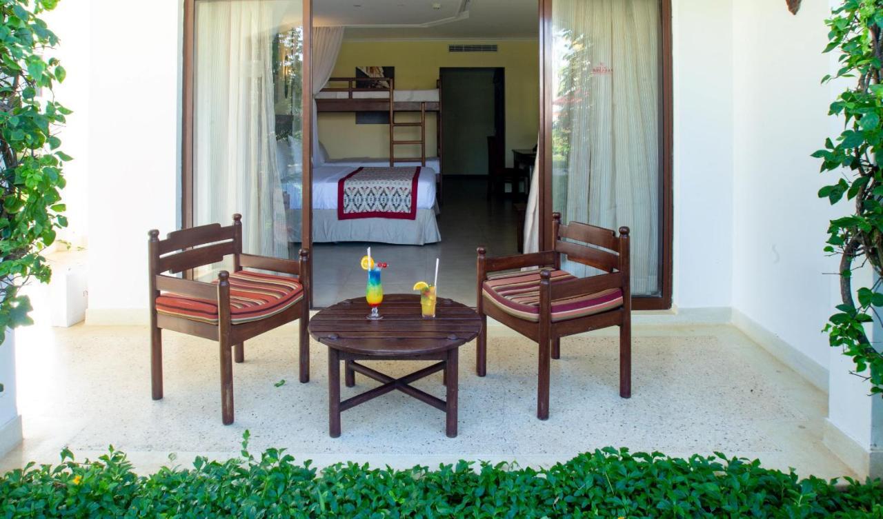 Prideinn Paradise Beach Resort & Spa Mombasa Exteriér fotografie A room at the resort