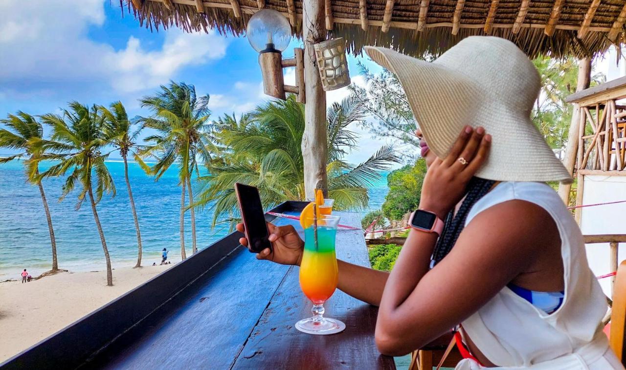 Prideinn Paradise Beach Resort & Spa Mombasa Exteriér fotografie A woman on vacation in Zanzibar