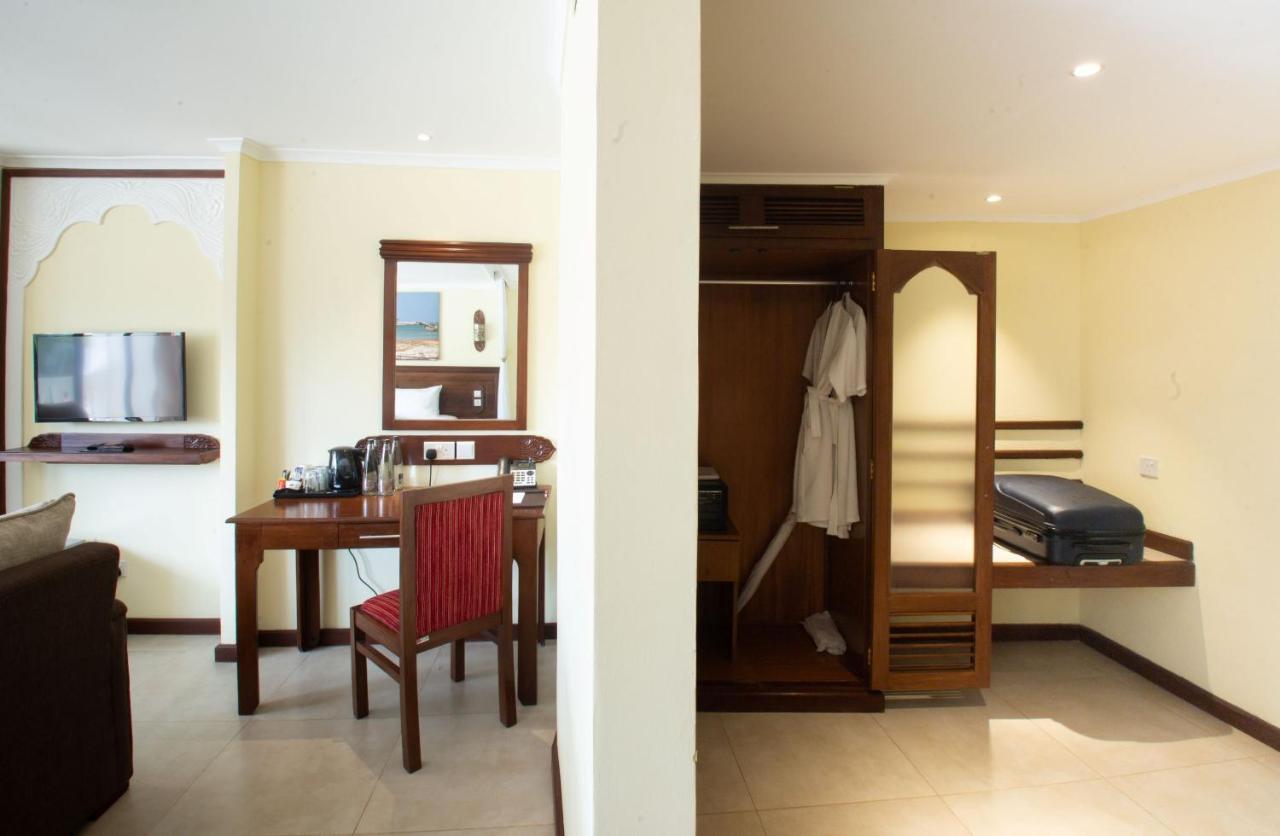 Prideinn Paradise Beach Resort & Spa Mombasa Exteriér fotografie A hotel room with a wardrobe